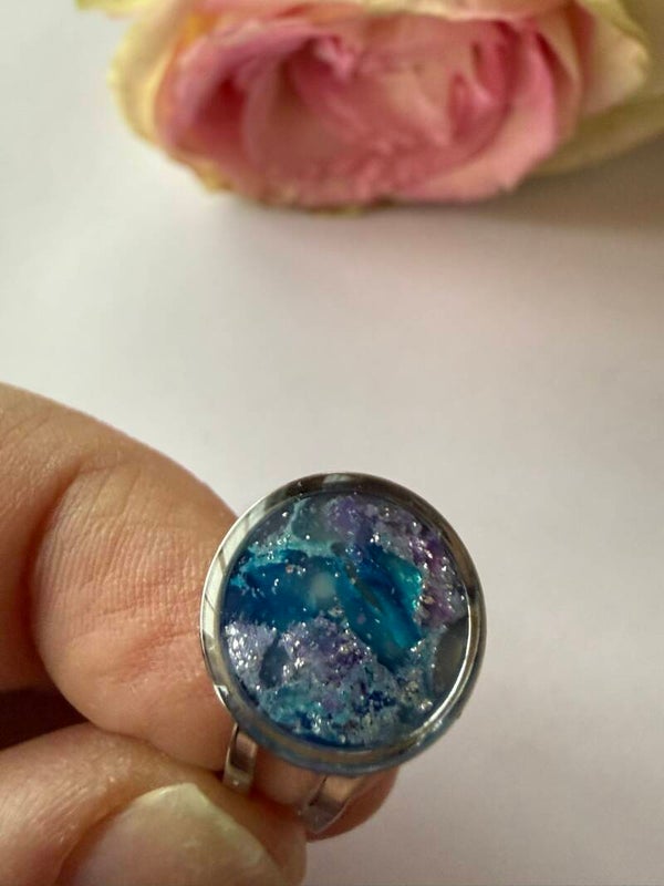 Ring; rund; silberfarben; lila-blau