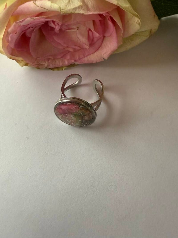 Ring; rund; silberfarben; grün-pink