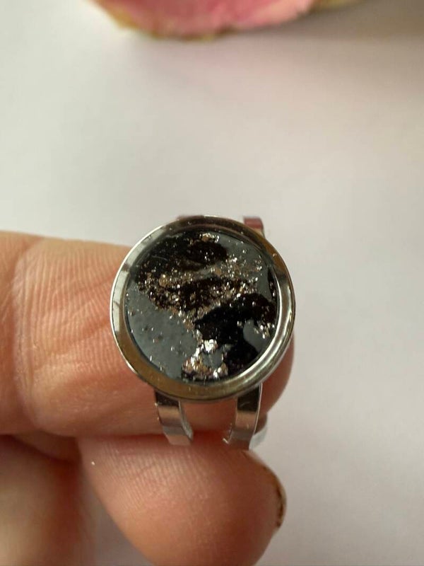 Ring rund; silberfarben; schwarz-grau