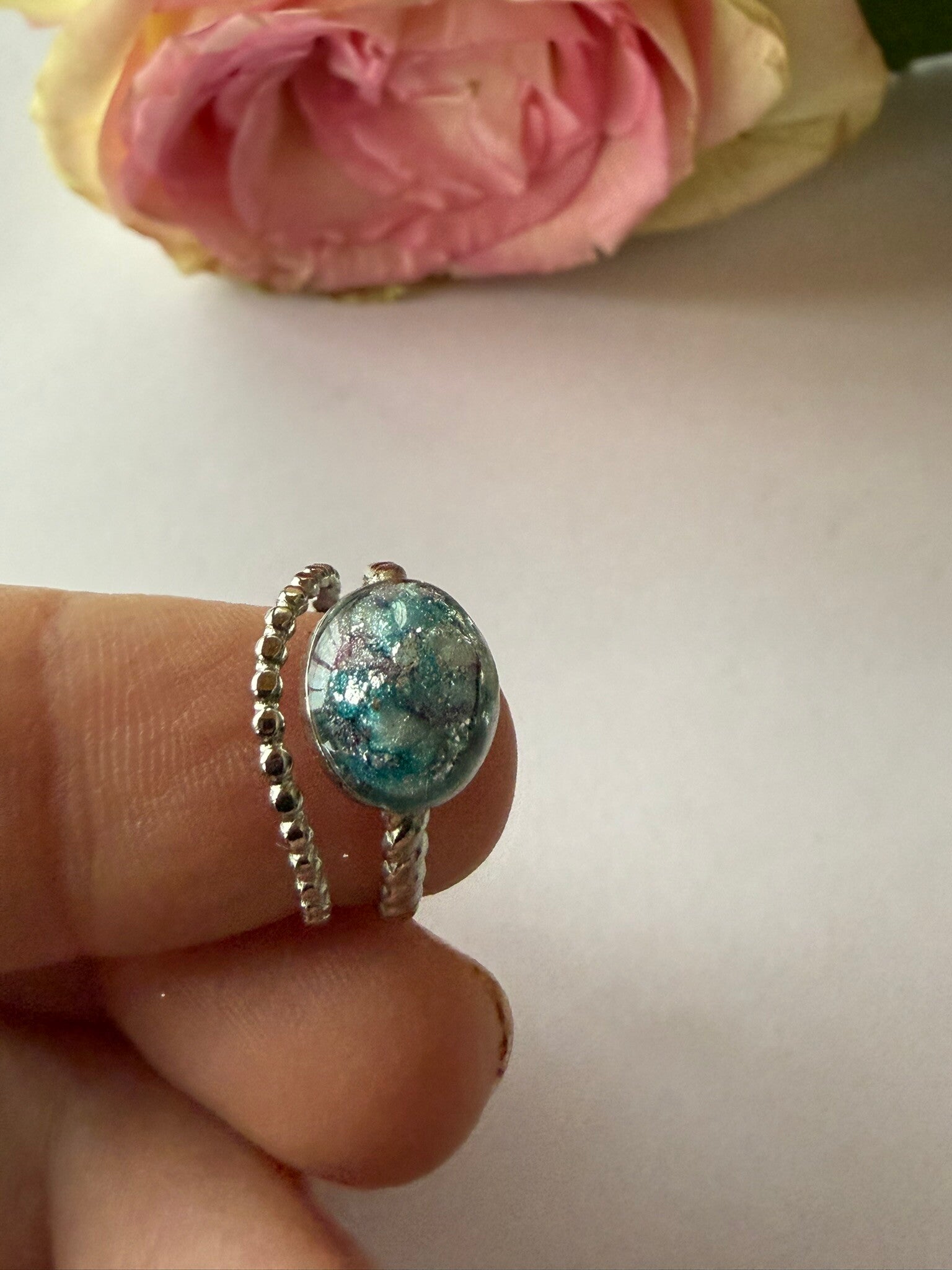 Ring oval; silberfarben; blau-lila