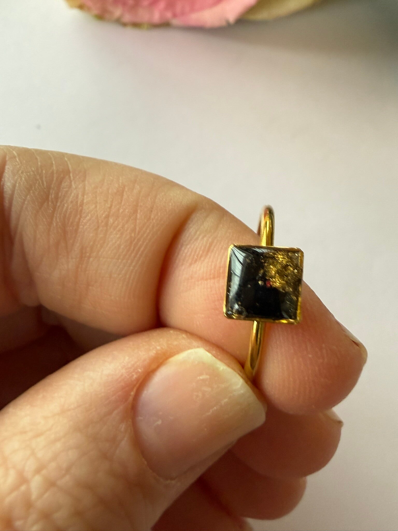Ring eckig goldfarben; schwarz
