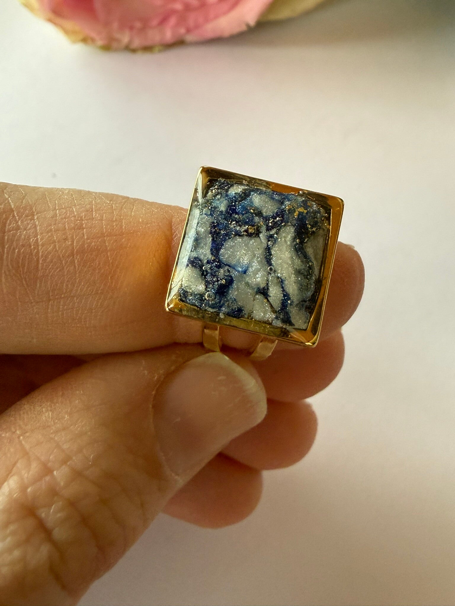 Ring eckig goldfarben; dunkelblau