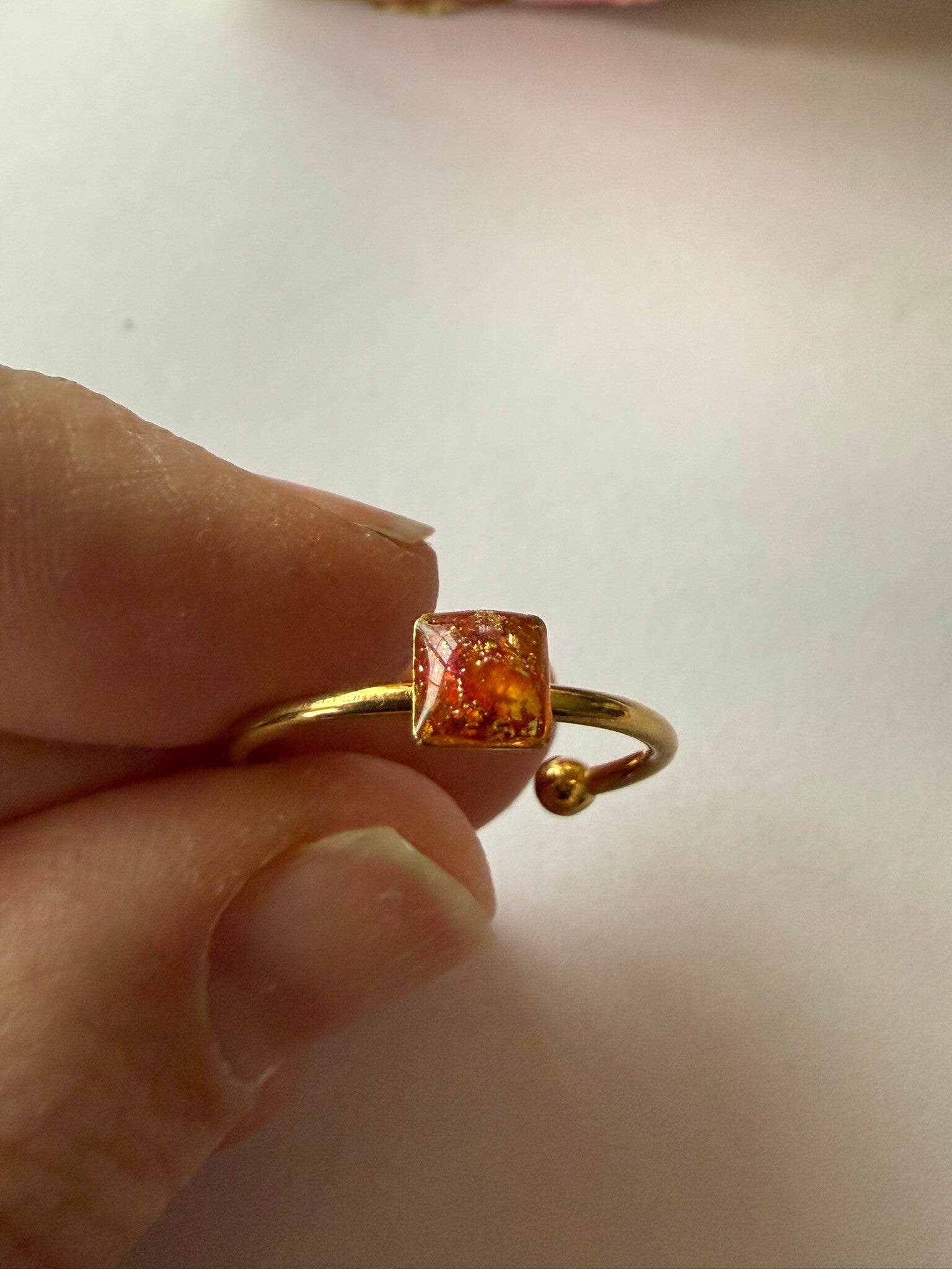 Ring eckig goldfarben; rot