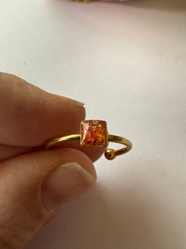 Ring eckig goldfarben; rot