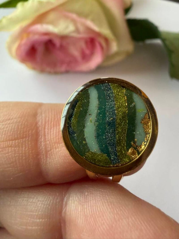 Ring runde goldfarben; Grüntöne