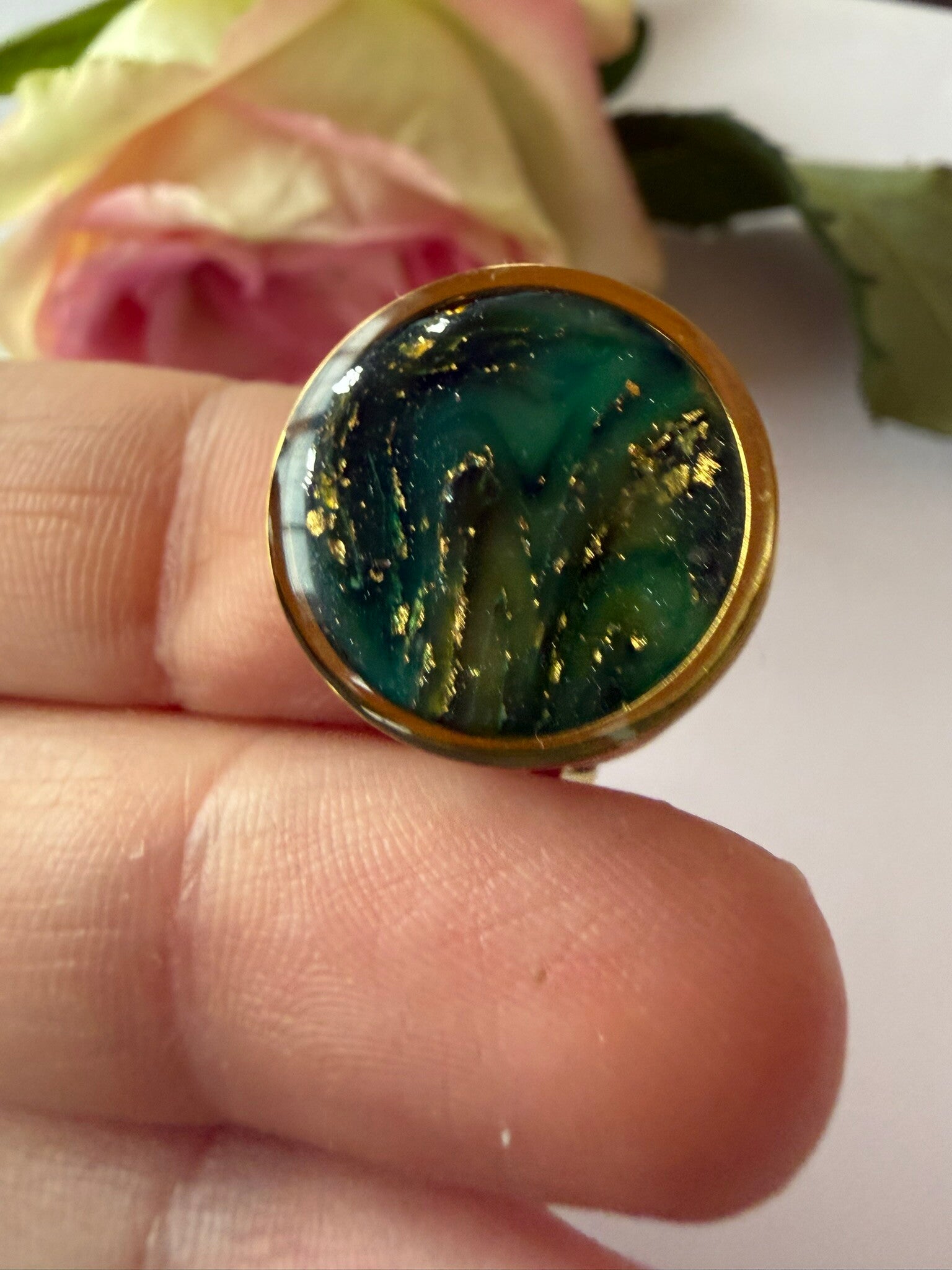 Ring rund goldfarben; grün