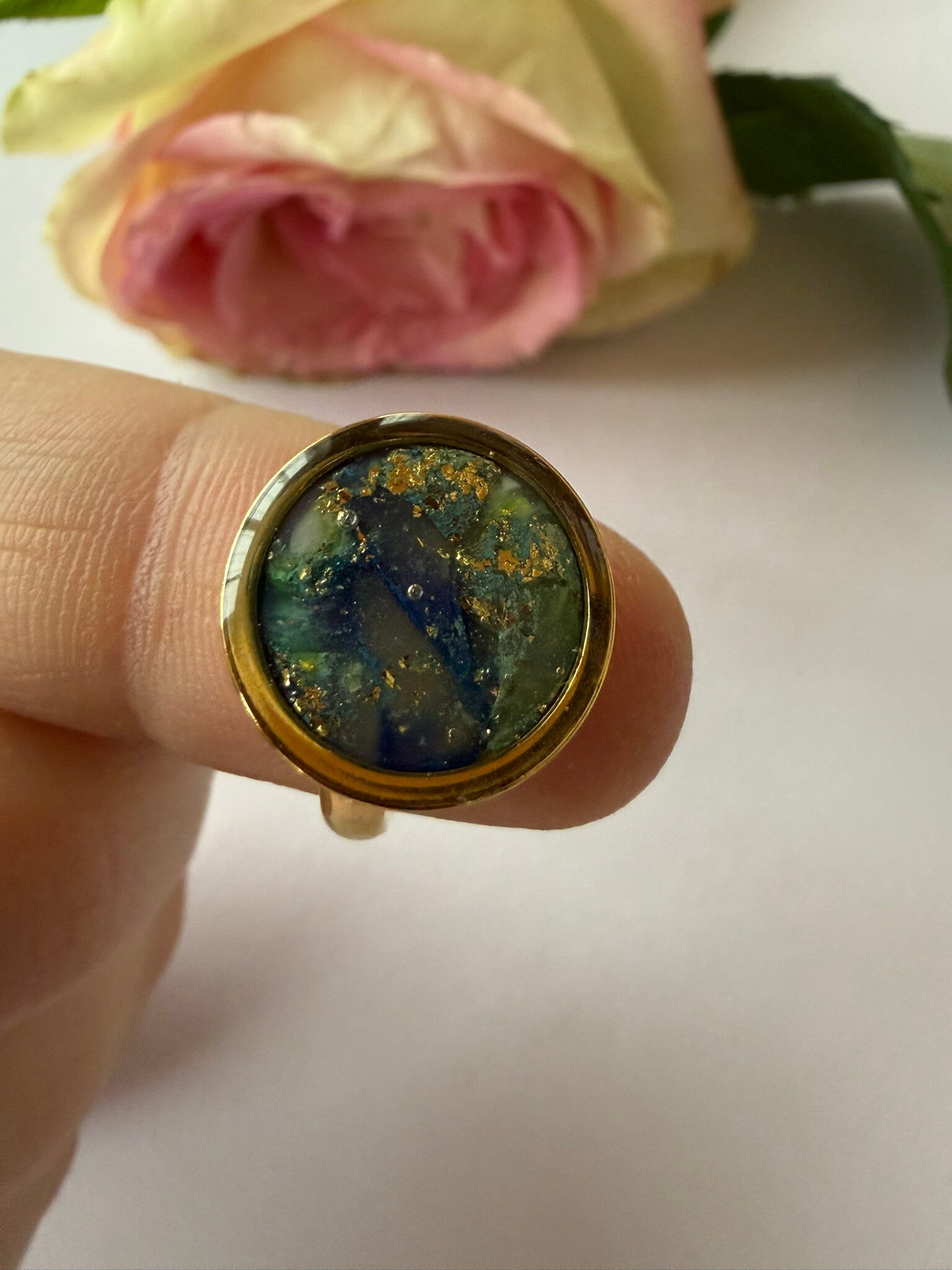 Ring rund goldfarben; grün-blau