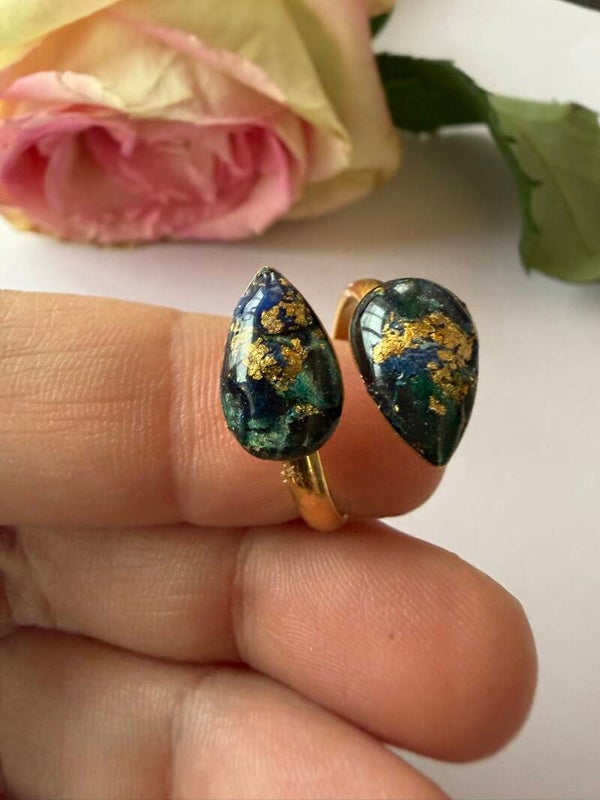 Ring Tropfenform goldfarben; grün-blau