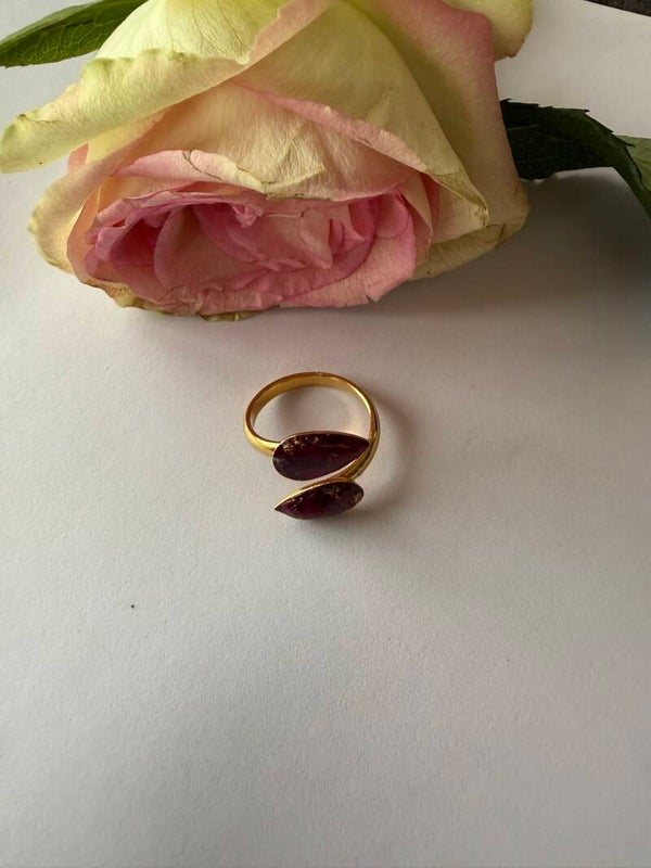 Ring Tropfenform goldfarben; Rottöne