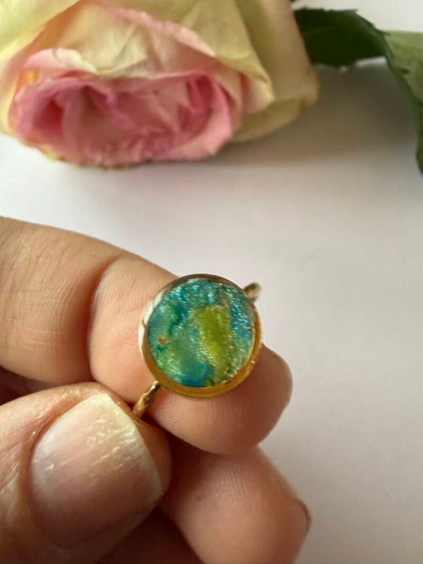 Ring rund goldfarben; grün-blau