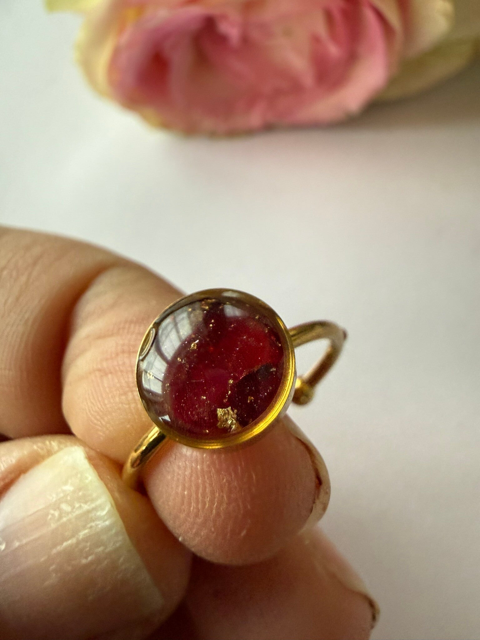 Ring rund goldfarben; Rottöne