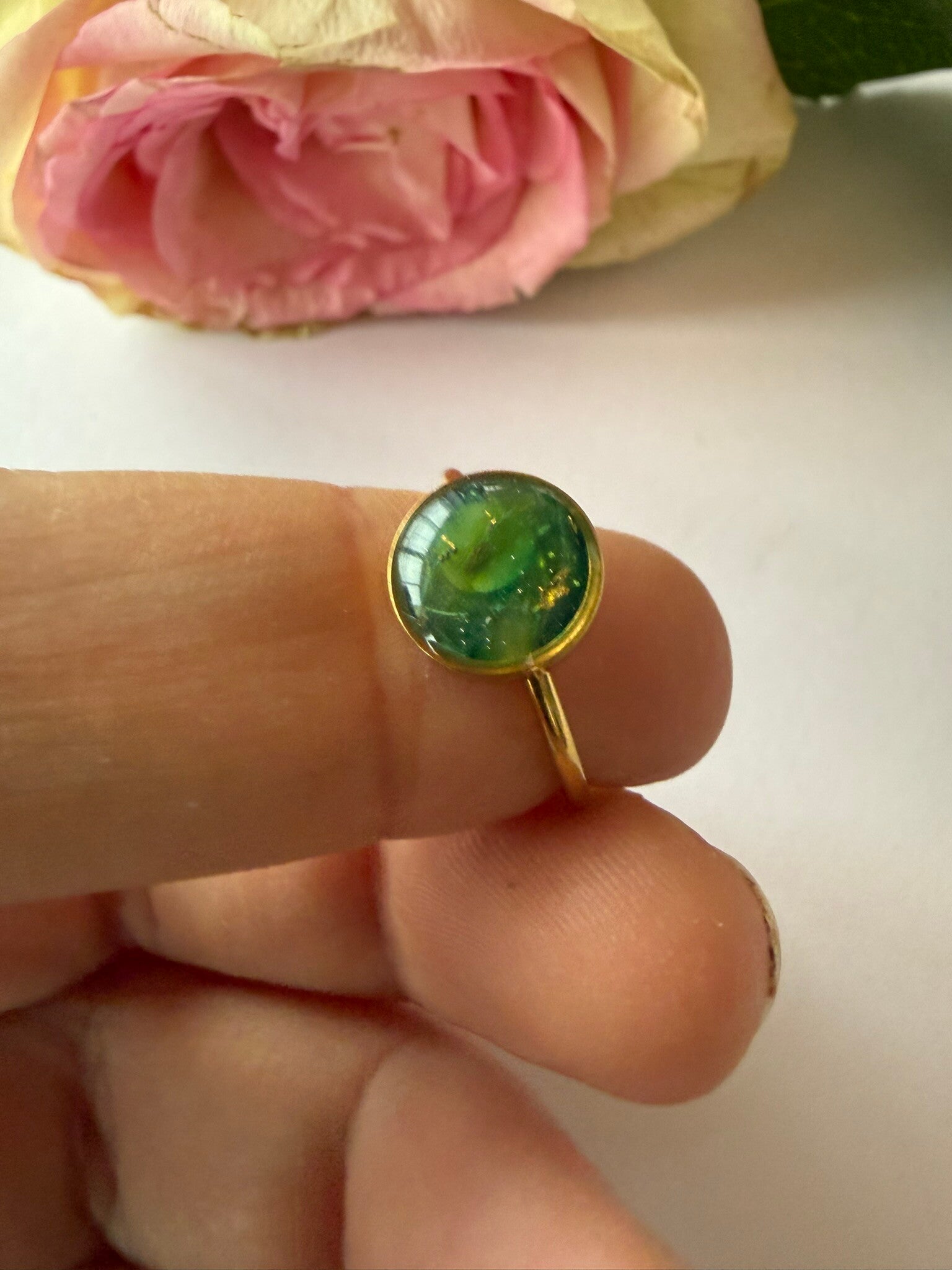 Ring rund goldfarben; Grüntöne