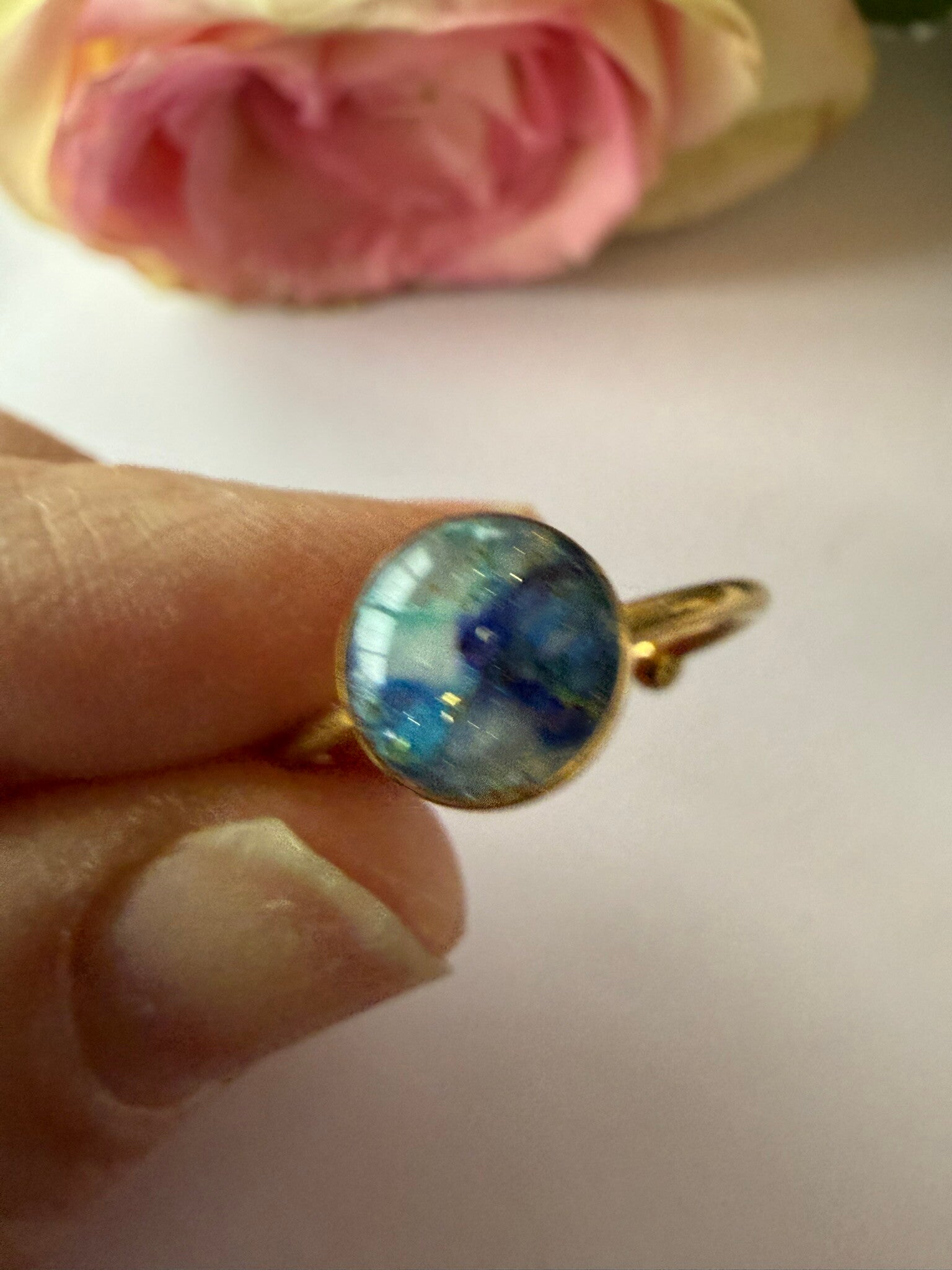 Ring rund goldfarben; Blautöne