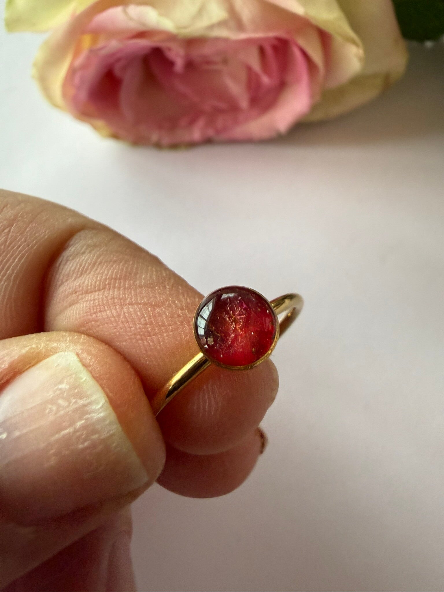 Ring rund goldfarben; rot