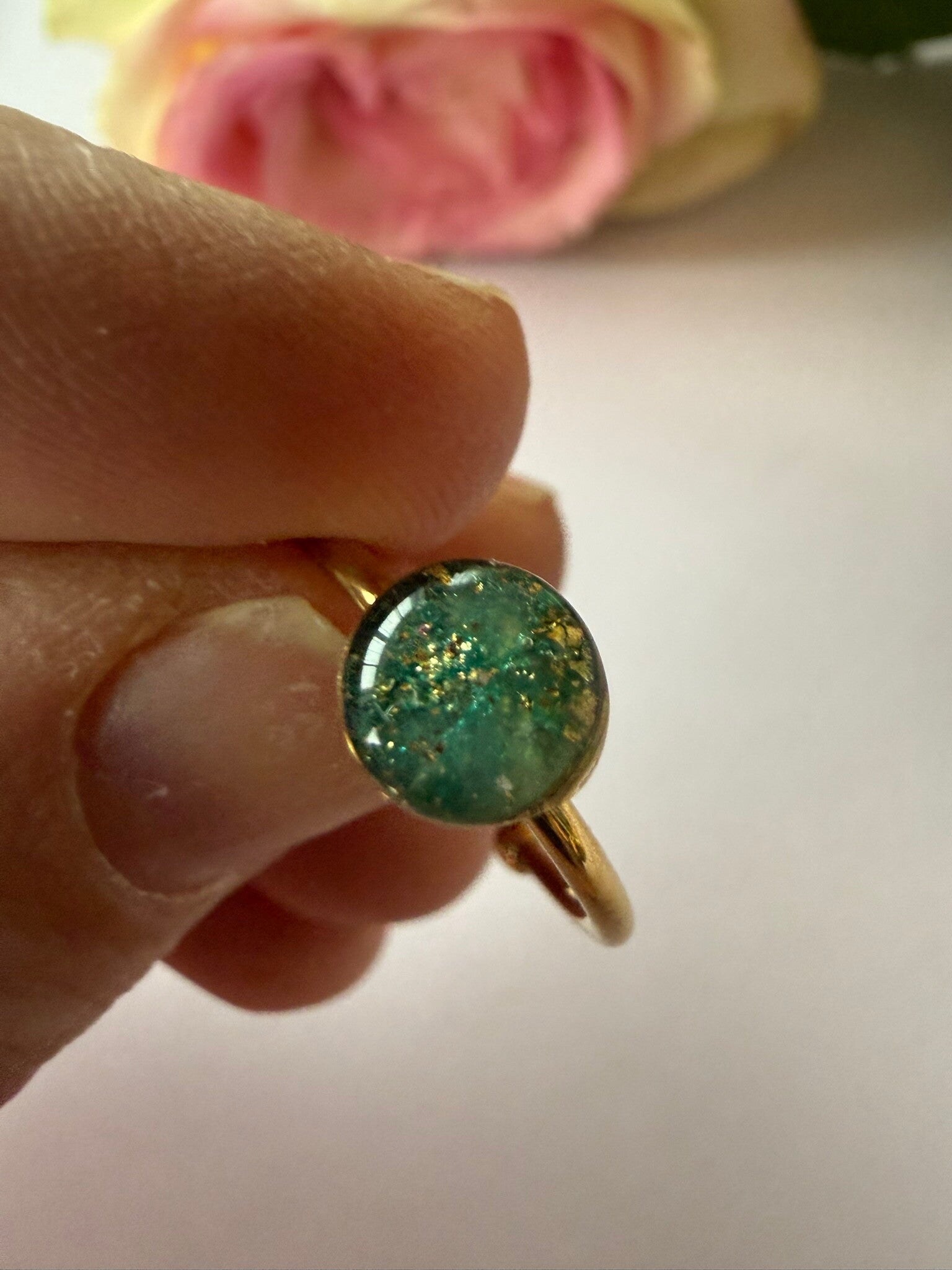 Ring rund goldfarben; grün