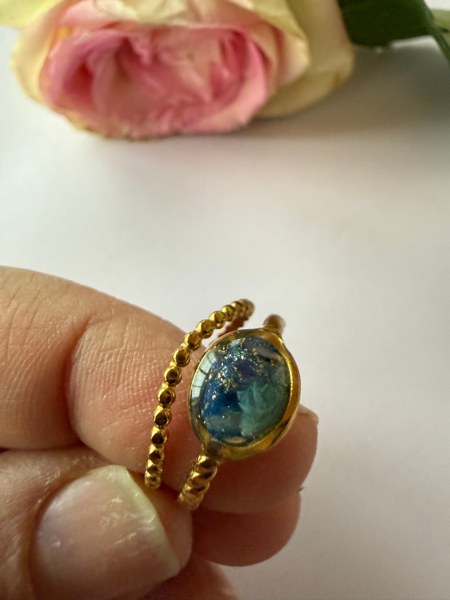 Ring oval goldfarben; Blautöne