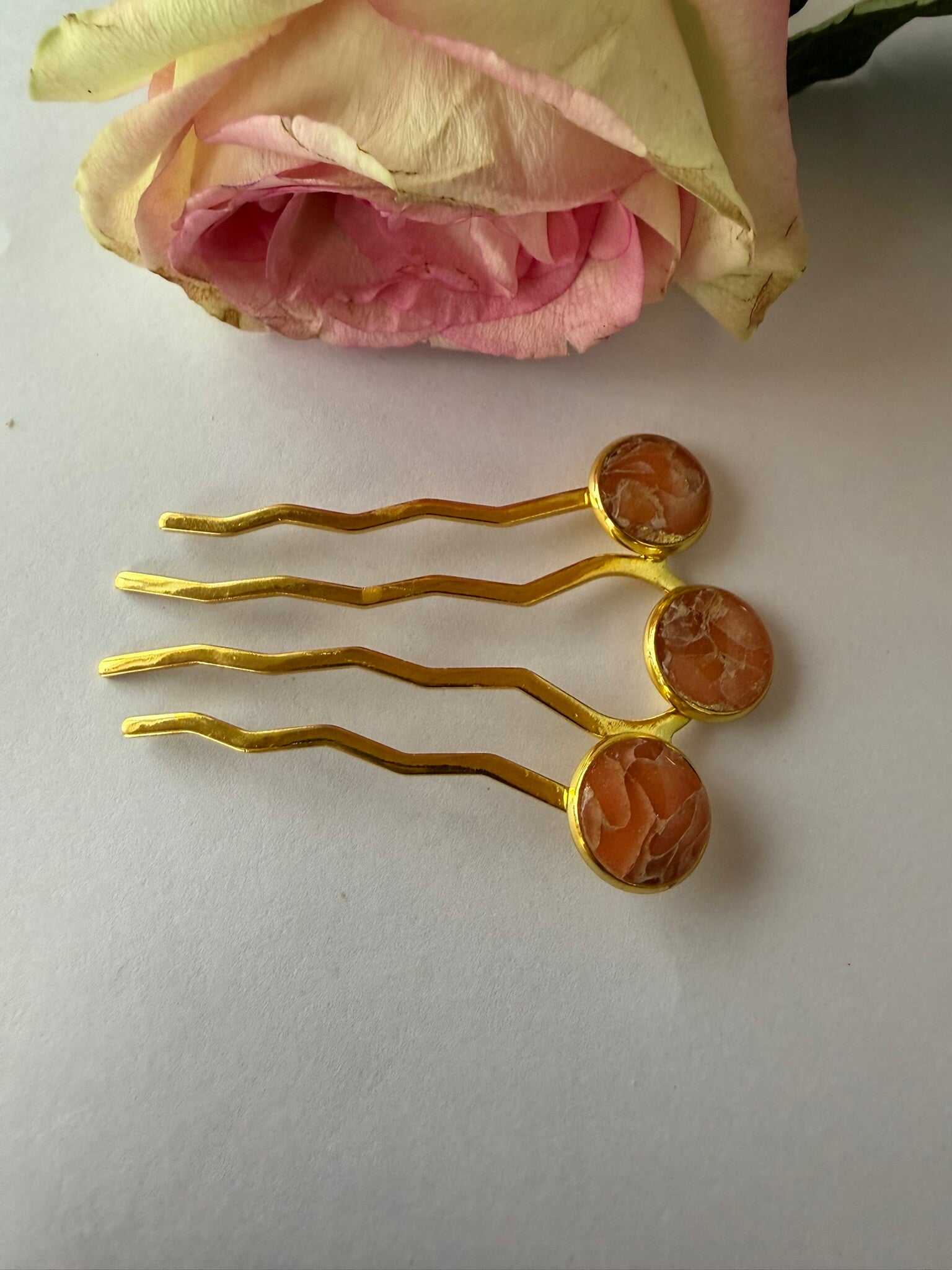 Haarschmuck: goldfarben; apricot