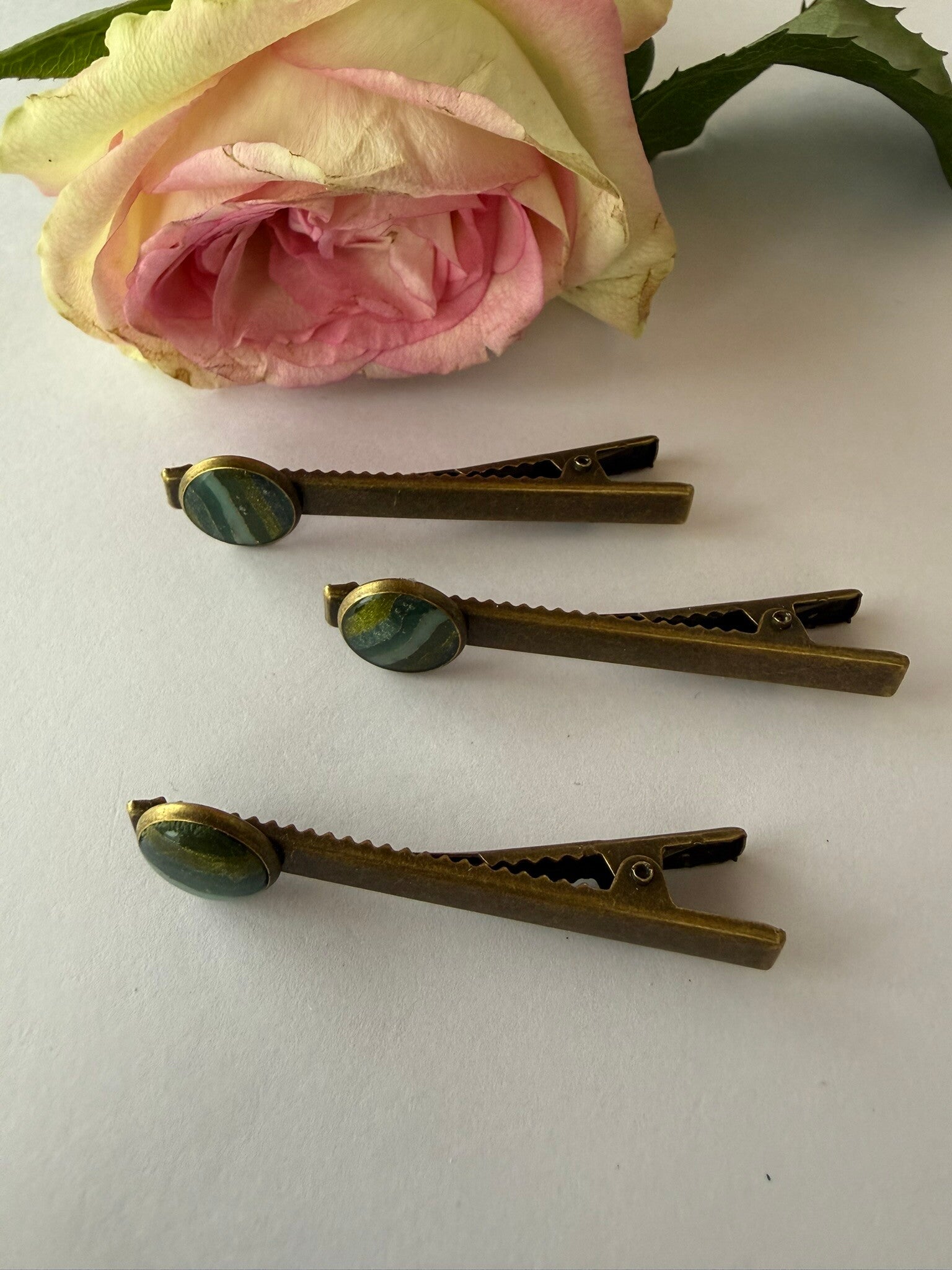 Haarschmuck: bronzefarben; Grüntöne