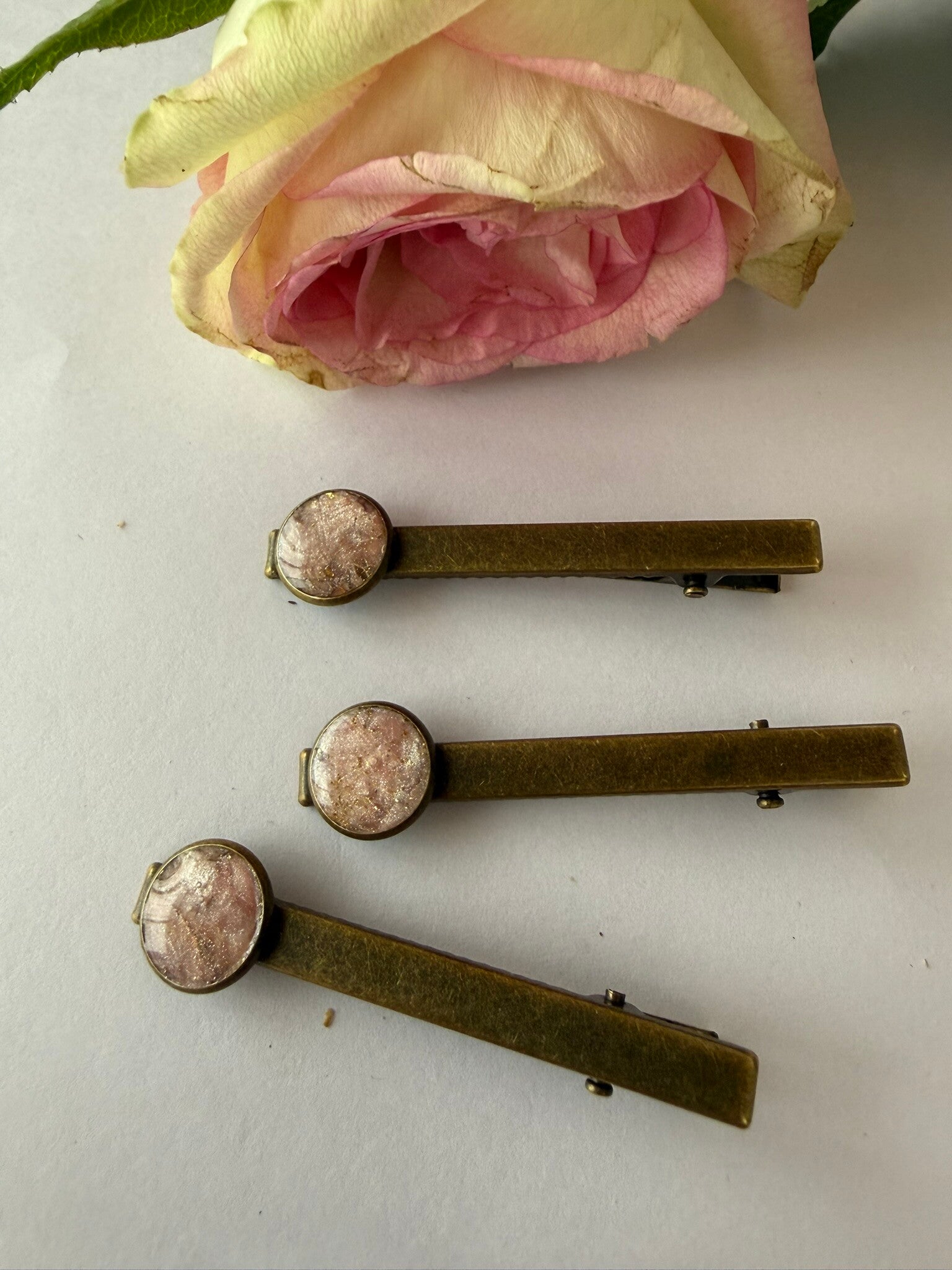 Haarschmuck: bronzefarben; creme-rosa