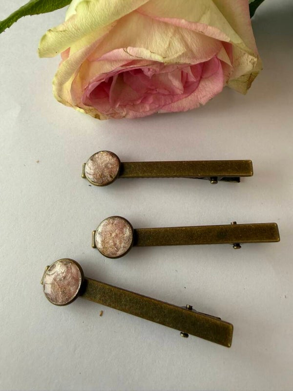 Haarschmuck: bronzefarben; creme-rosa