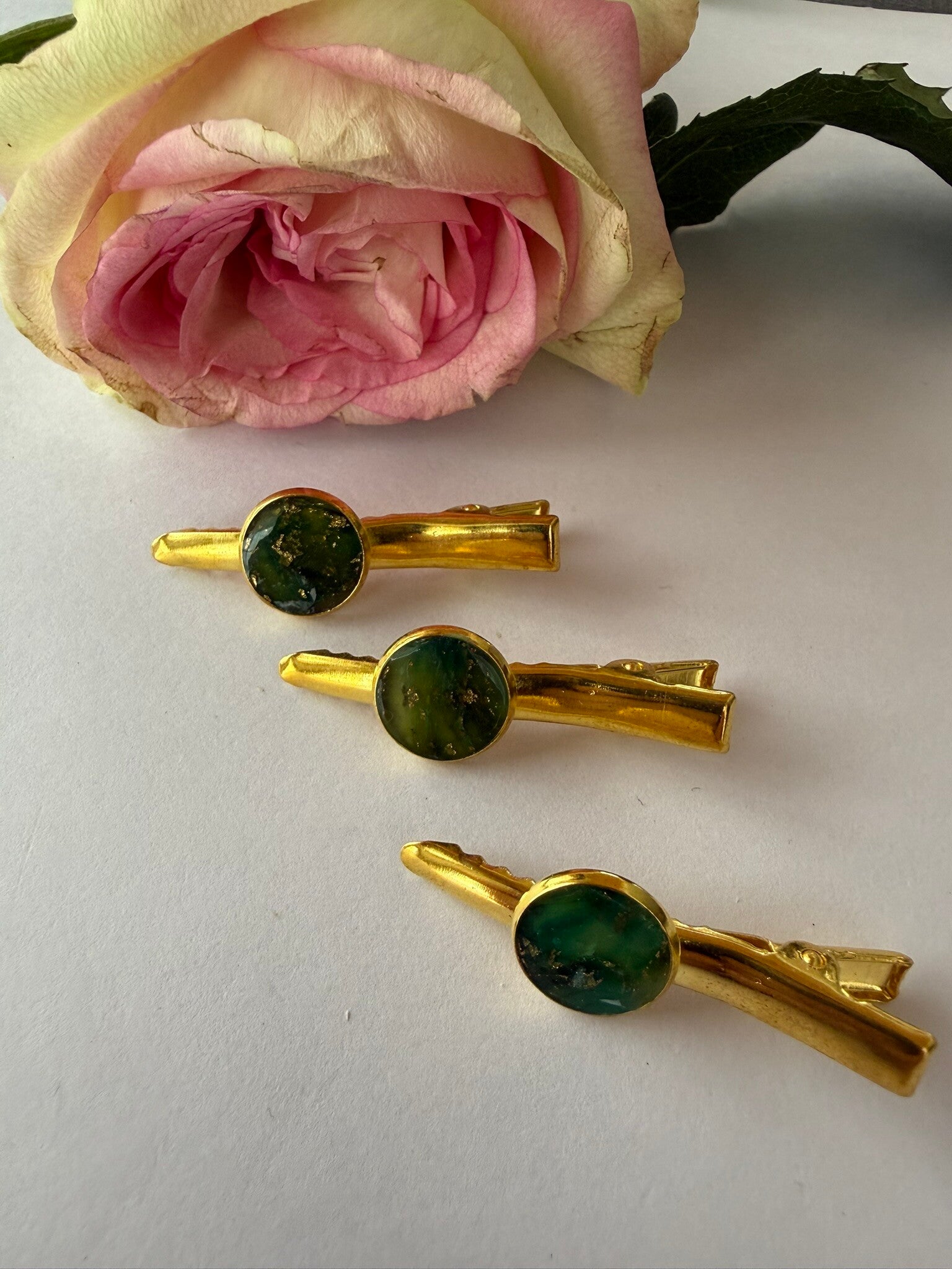 Haarschmuck: goldfarben; Grüntöne