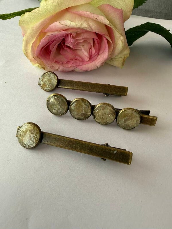 Haarschmuck: bronzefarben; creme
