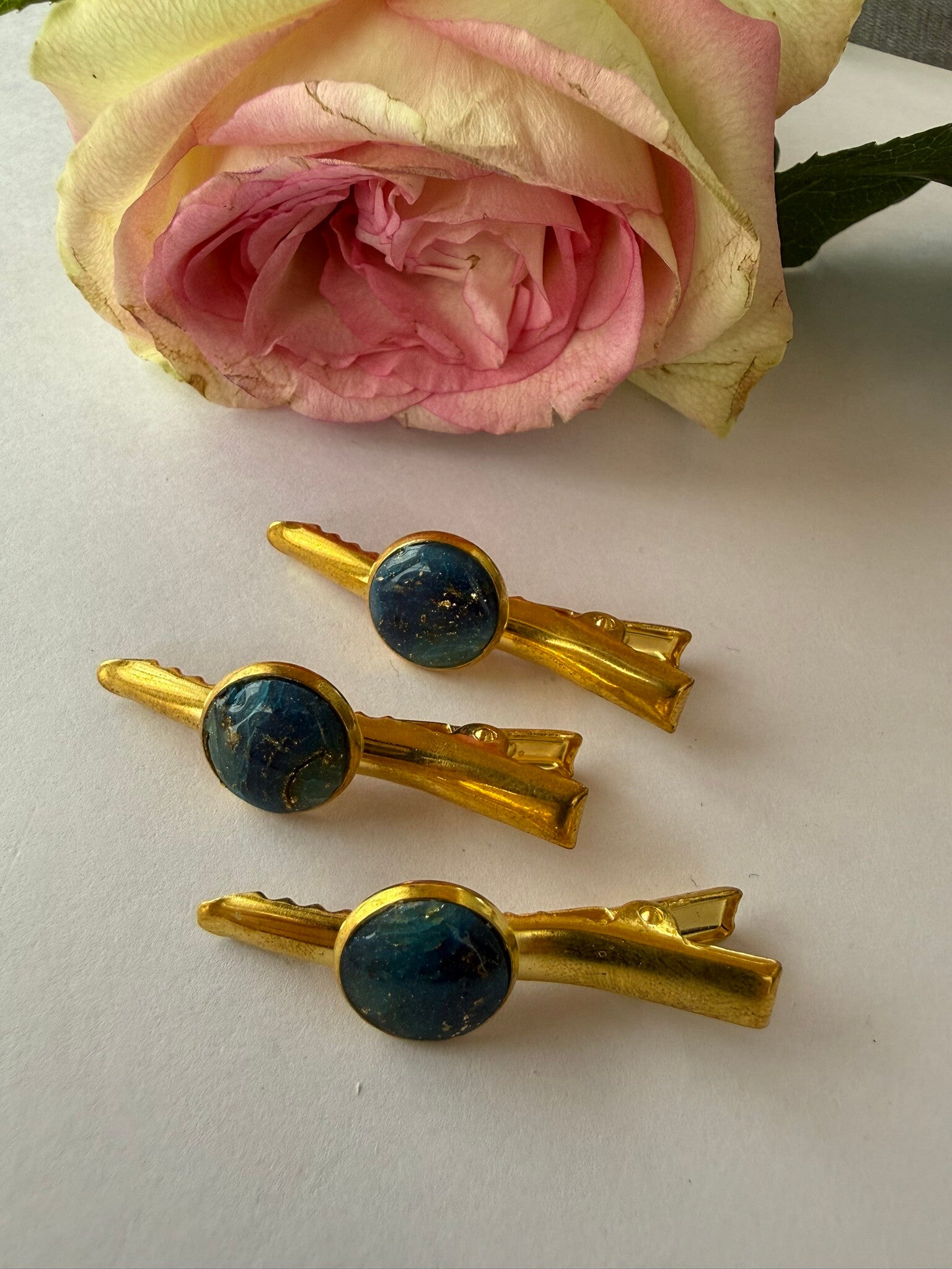 Haarschmuck: goldfarben; Blautöne