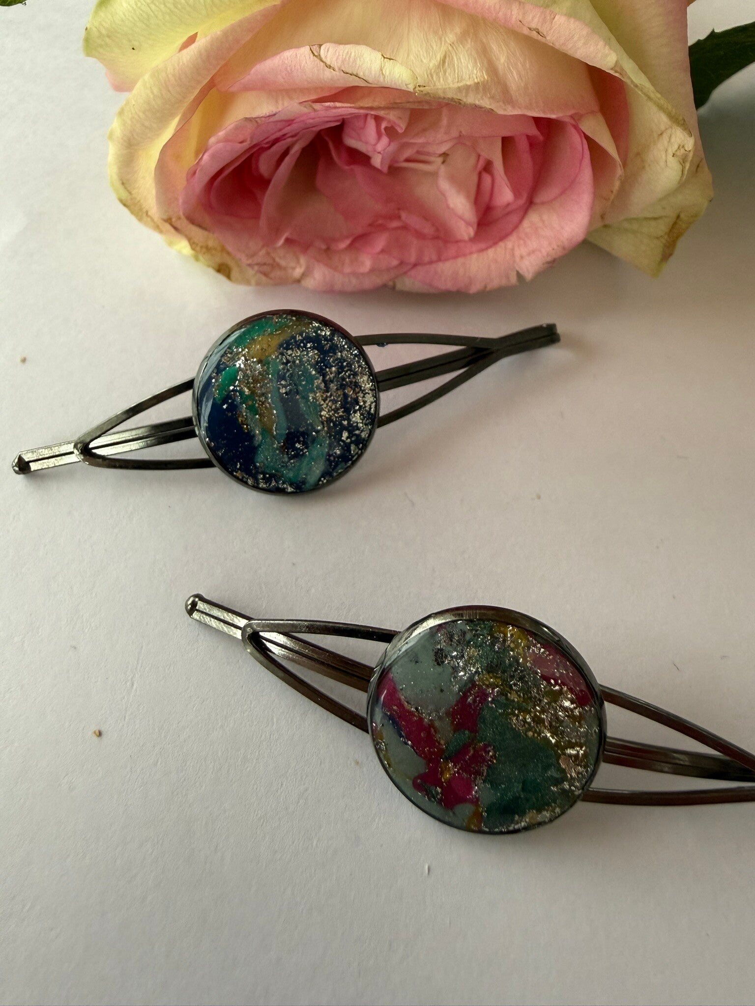 Haarschmuck: dunkelgrau; bunt
