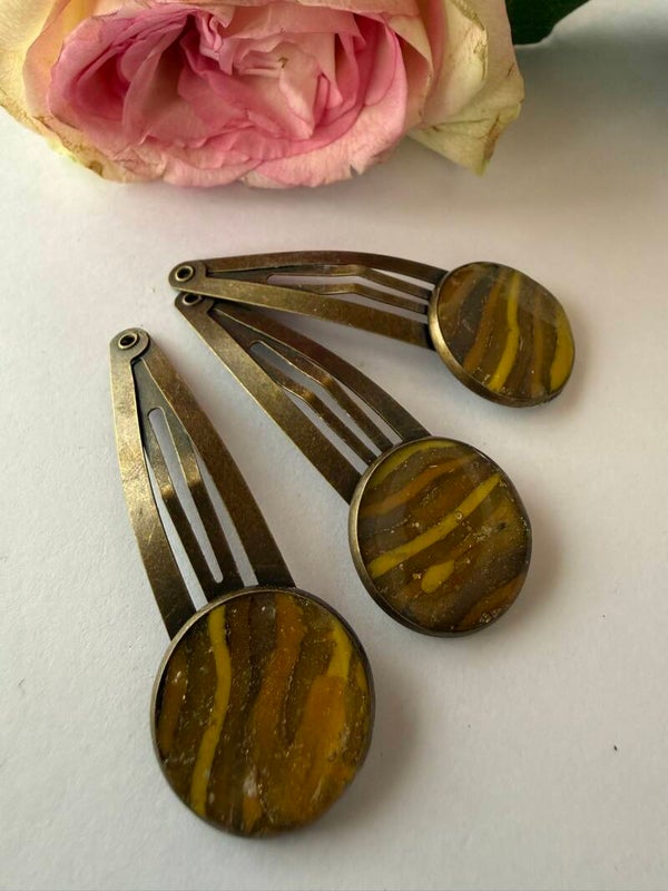 Haarschmuck: bronzefarben; Gelbtöne
