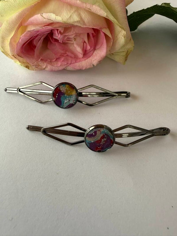 Haarschmuck: dunkelgrau; bunt