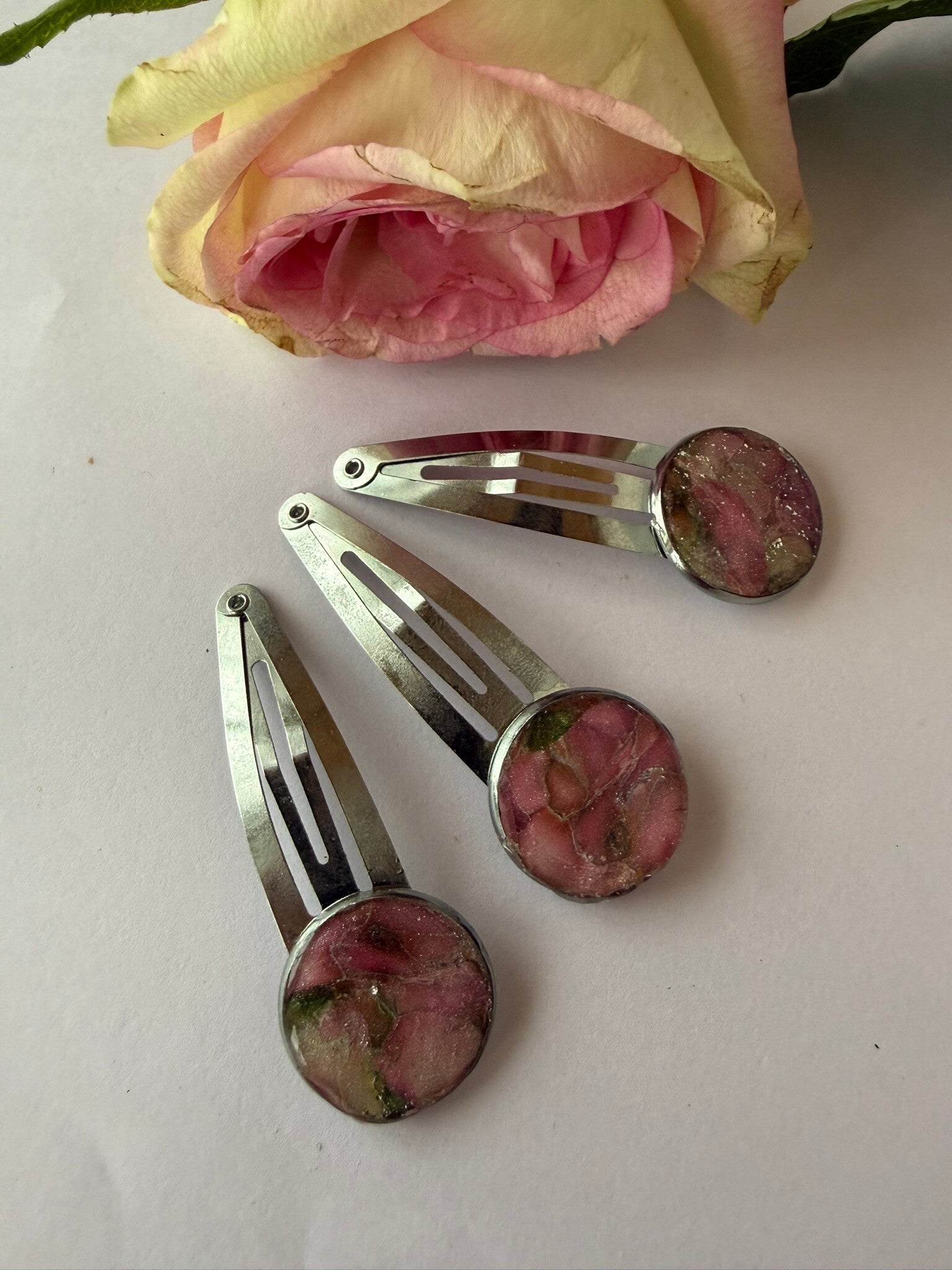 Haarschmuck: dunkelgrau; rosa-grün