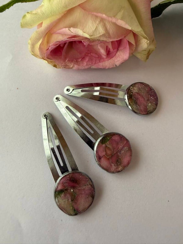 Haarschmuck: dunkelgrau; rosa-grün
