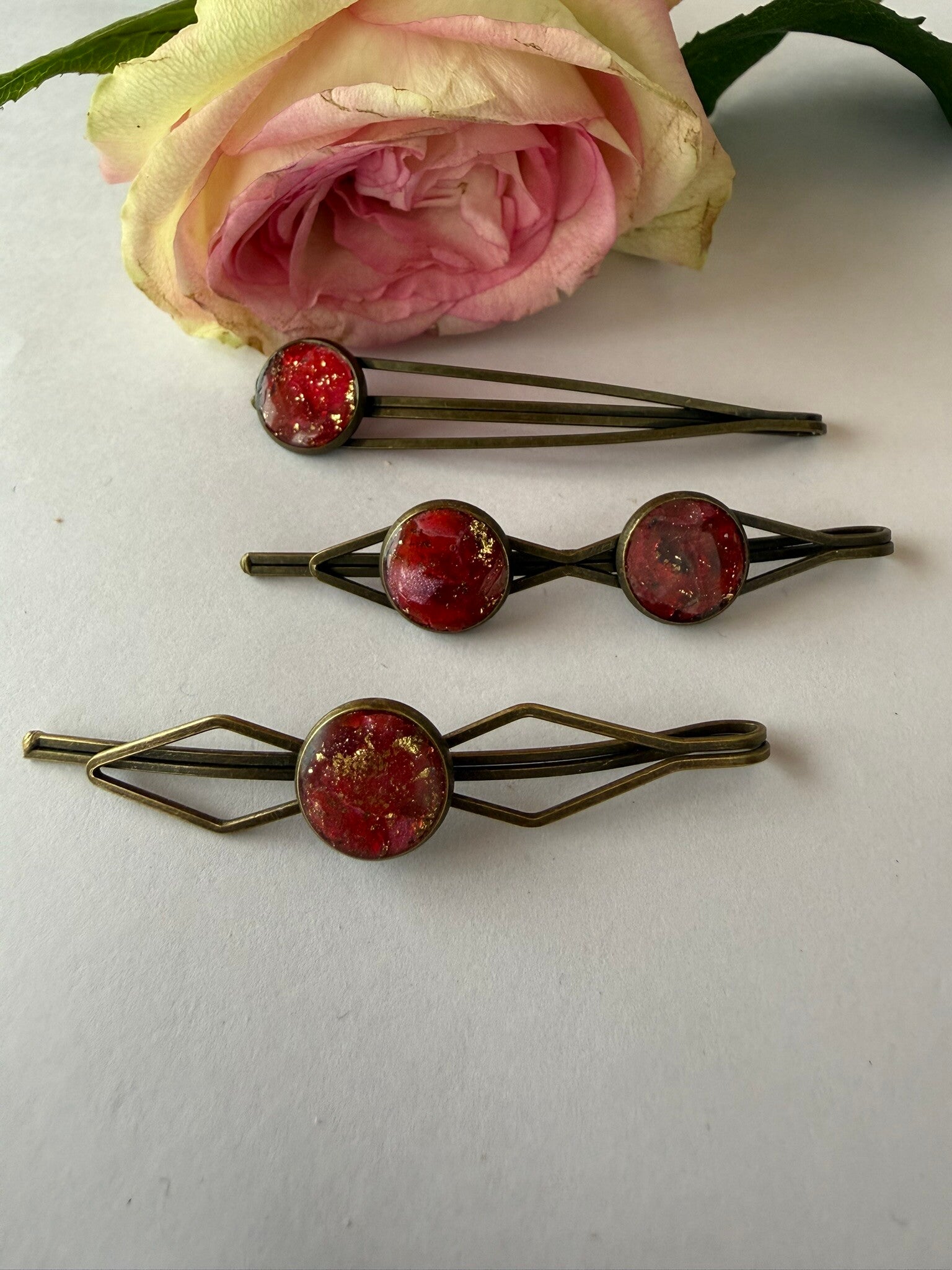 Haarschmuck: bronzefarben; Rottöne