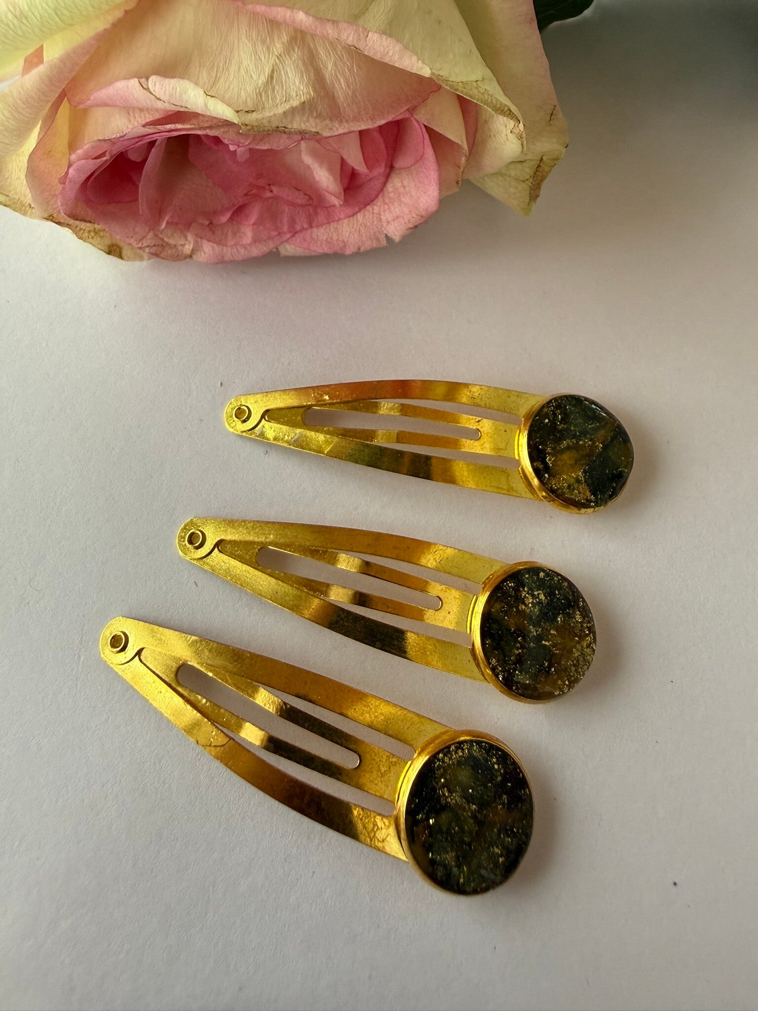 Haarschmuck: goldfarben; bunt