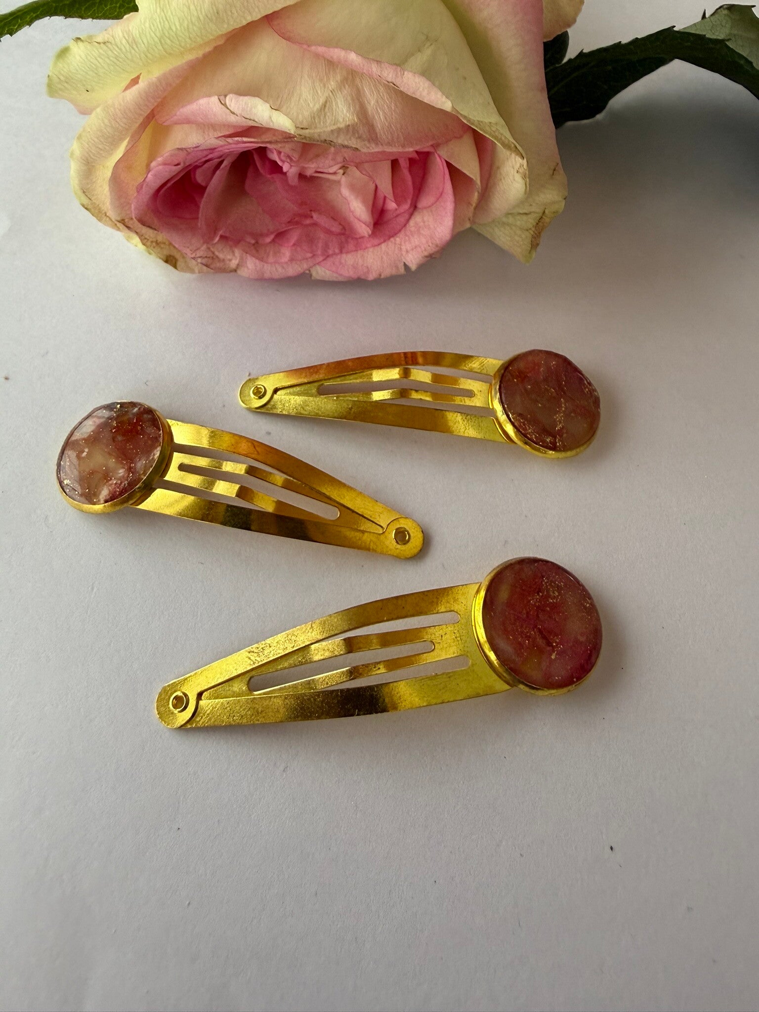 Haarschmuck: goldfarben; Rottöne