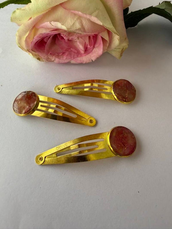 Haarschmuck: goldfarben; Rottöne