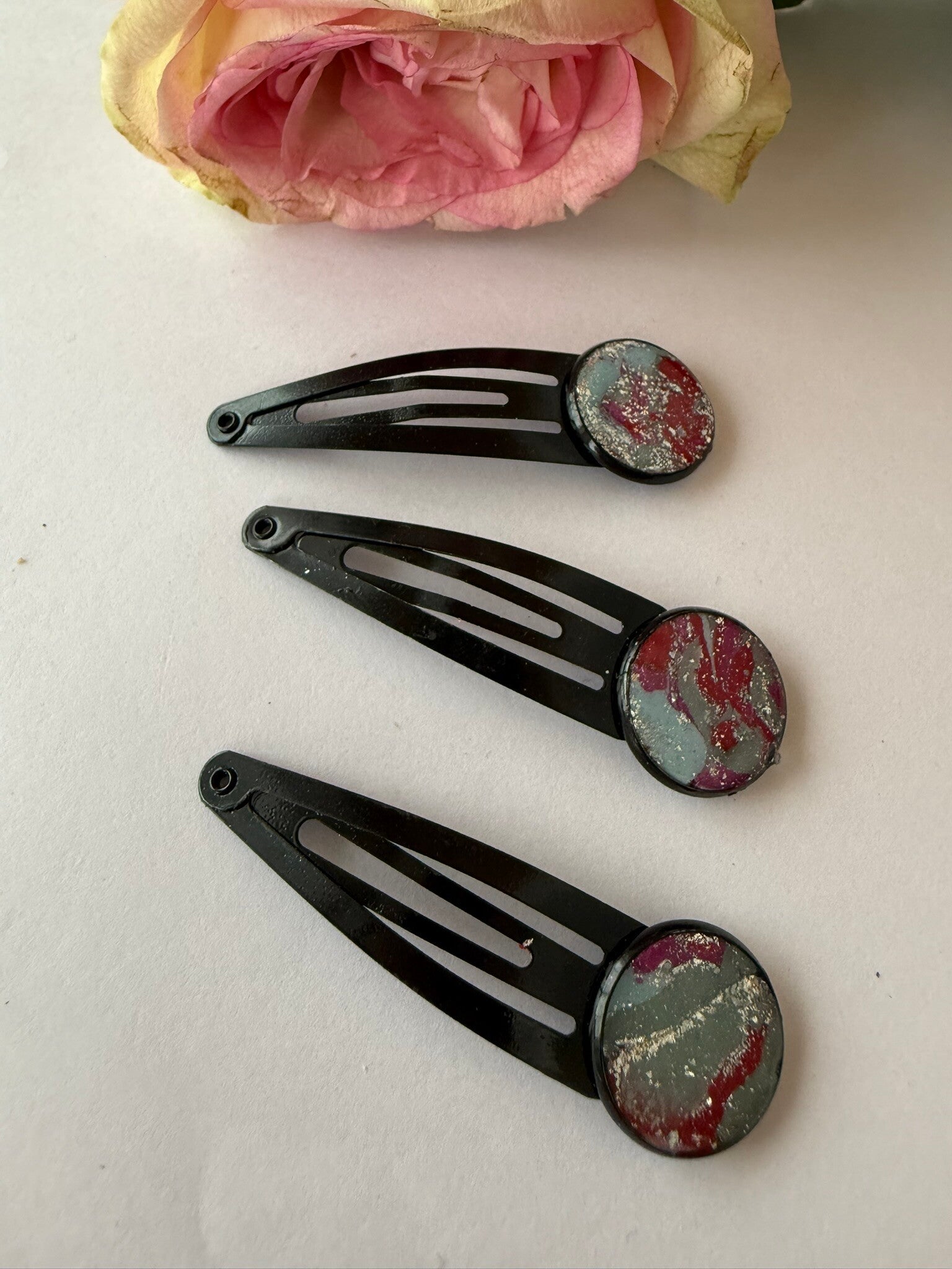 Haarschmuck: schwarz; bunt