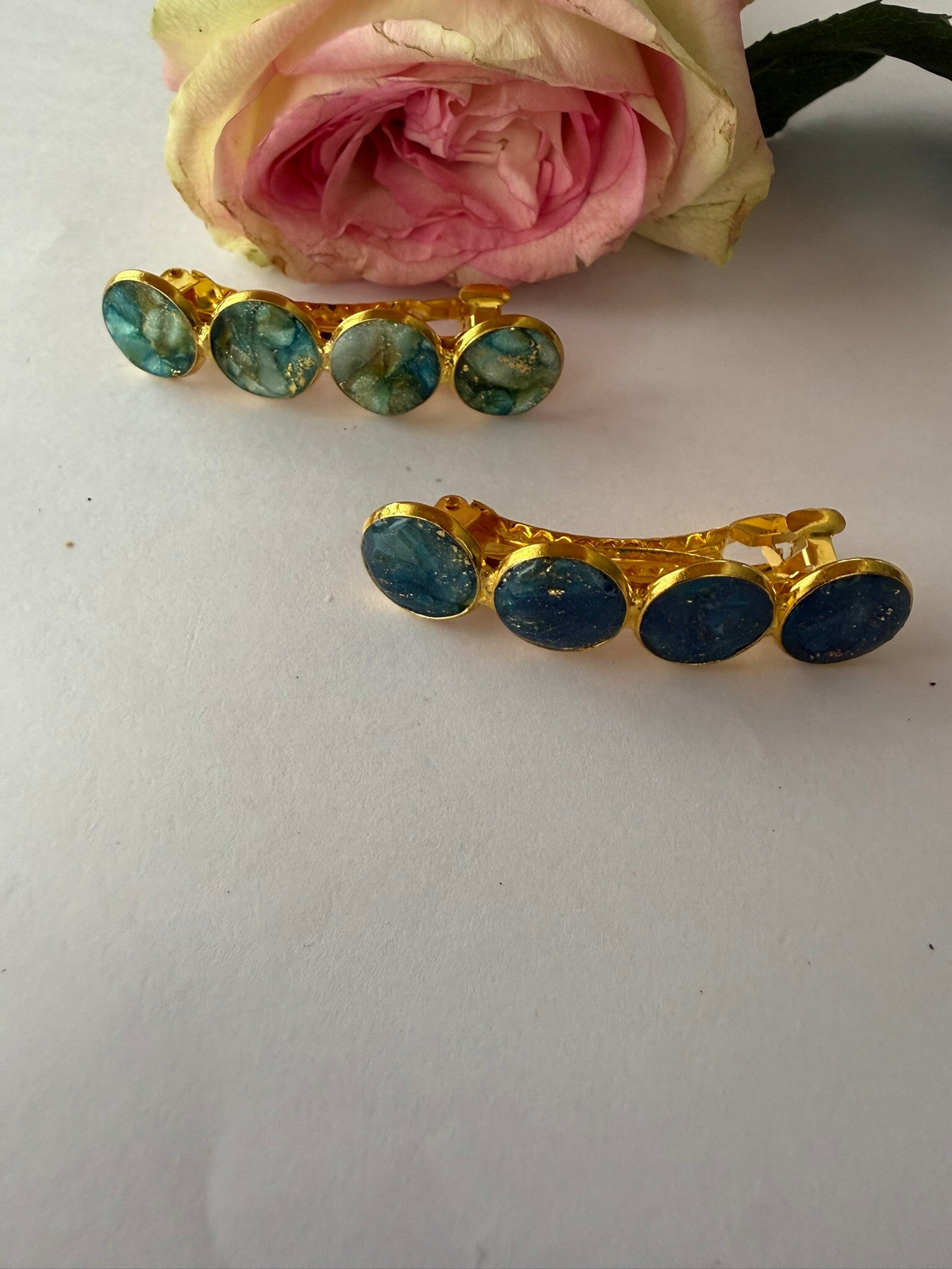 Haarschmuck: goldfarben; blau und grün