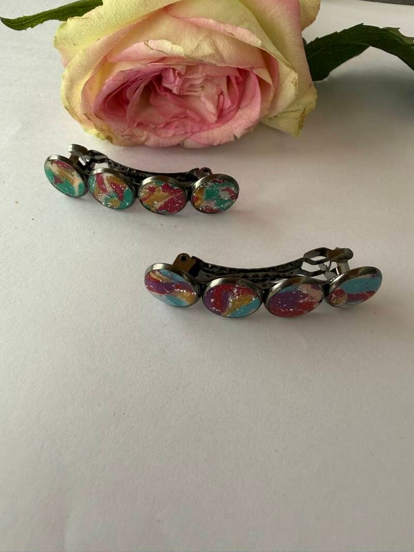 Haarschmuck: dunkelgrau; bunt