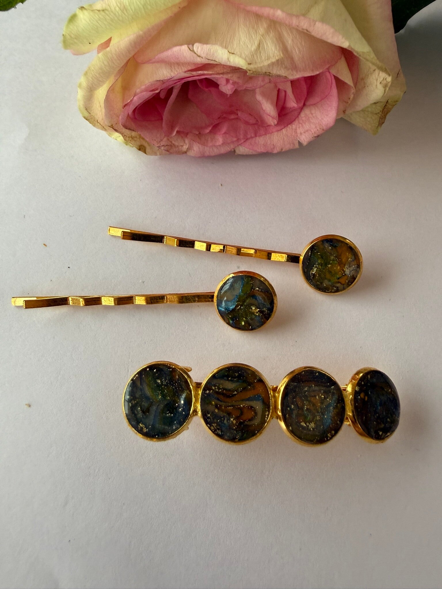 Haarschmuck: goldfarben; blau-grün