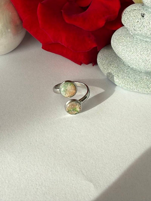Ring; größenverstellbar, silberfarben; grün-apricot