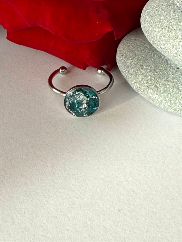 Ring; größenverstellbar, silberfarben; grün-bunt