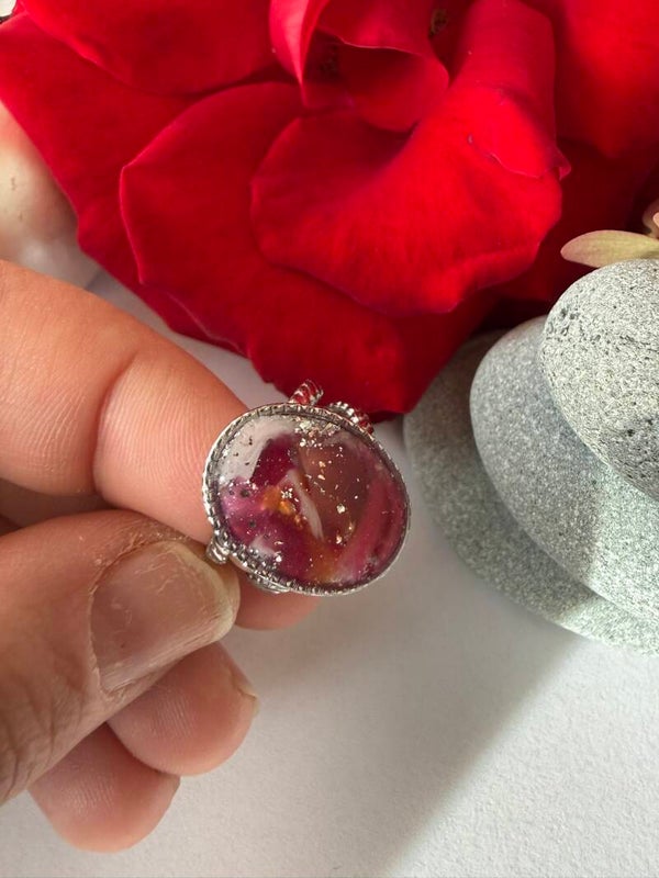 Ring; größenverstellbar, silberfarben; Rottöne