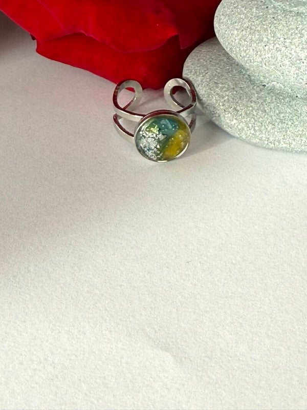 Ring; größenverstellbar, silberfarben; grün-gelb