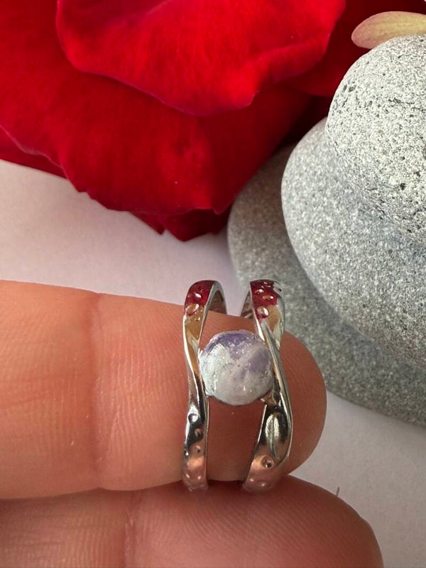 Ring; größenverstellbar, silberfarben; weiß-lila