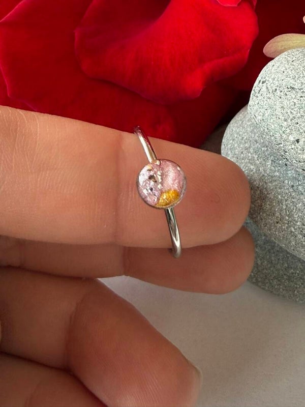 Ring; größenverstellbar, silberfarben; lila-orangegelb