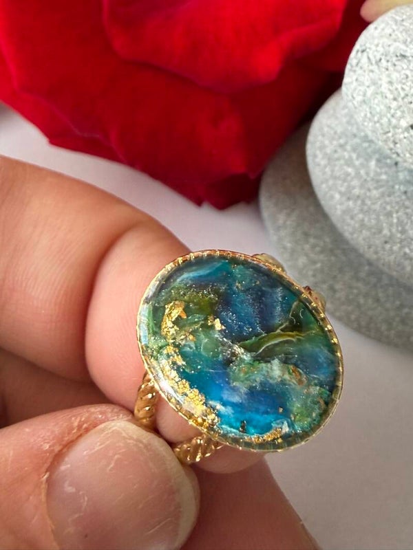 Ring; größenverstellbar, goldfarben; blau-gelb-grün