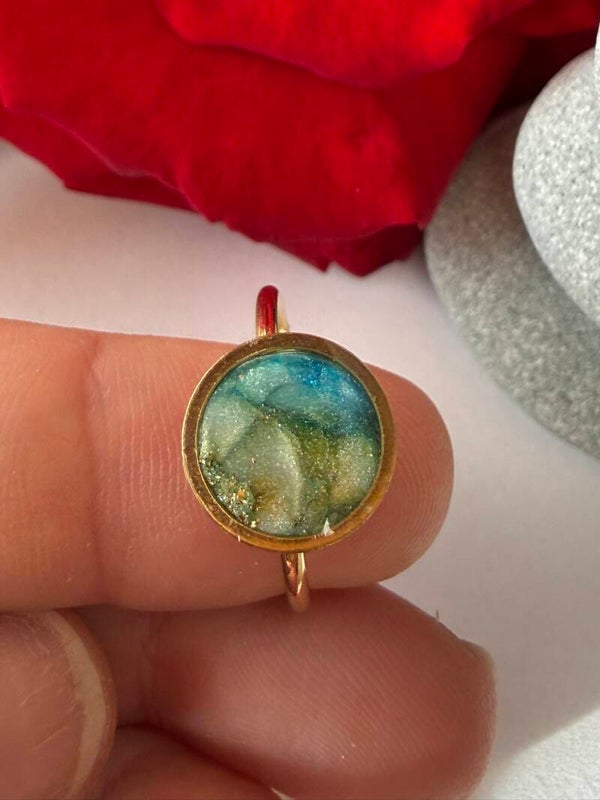 Ring; größenverstellbar, goldfarben; blau-gelb