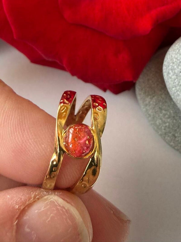 Ring; größenverstellbar, goldfarben; rot