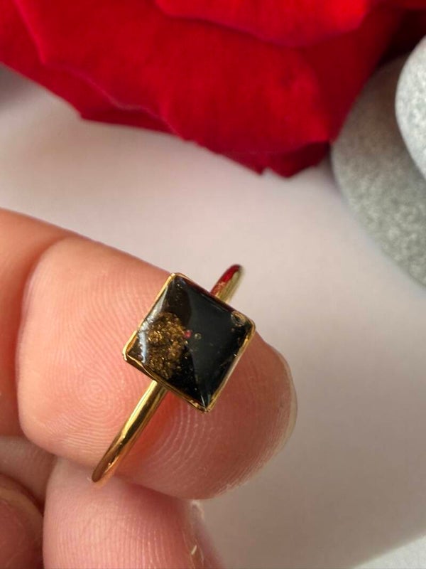 Ring; größenverstellbar, goldfarben; schwarz